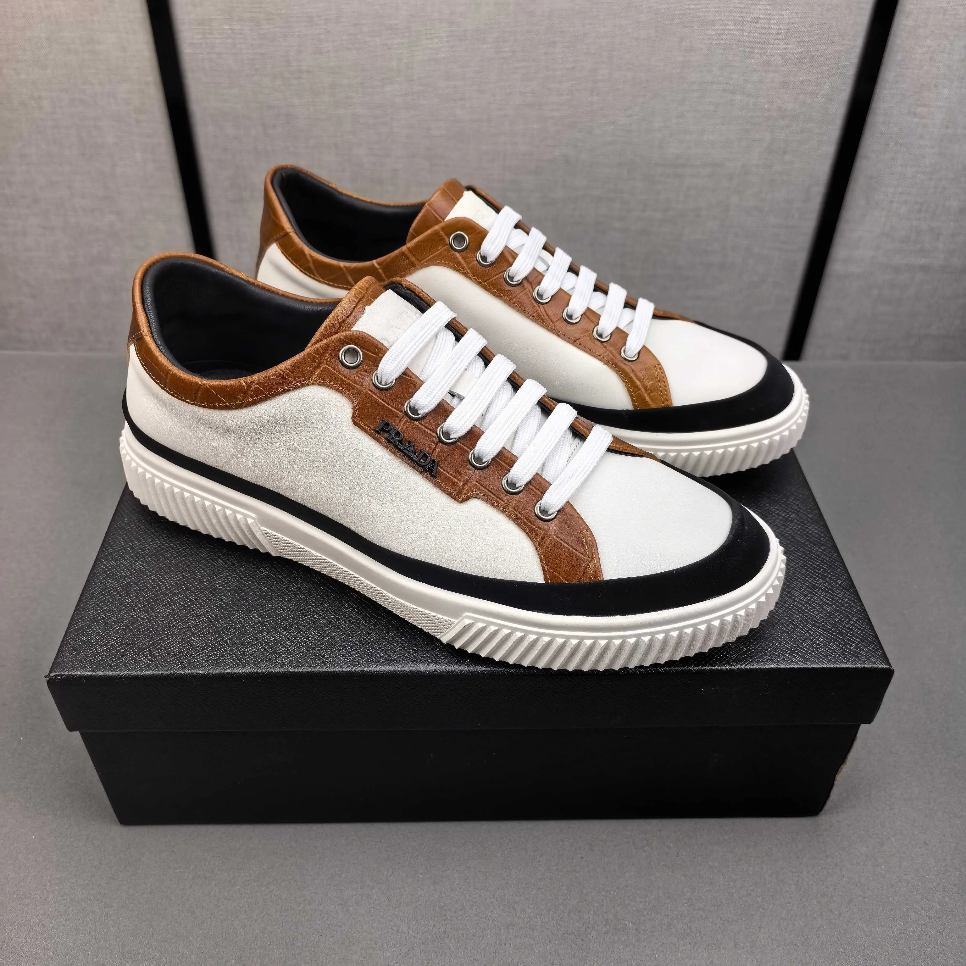 PP400👟👟👟Prada set off the audience! Prada, an international brand that is constantly innovating, this men's casual shoe, the original version, made of cowhide leather at a ratio of one to one at the store, with leather feet and rubber non-slip outsole, breathable and comfortable, quality speaks for itself👄38-44